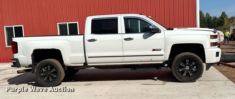 image for item MQ9437 2015 Chevrolet Silverado 2500  Crew Cab pickup truck