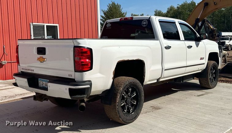 image for item MQ9437 2015 Chevrolet Silverado 2500  Crew Cab pickup truck