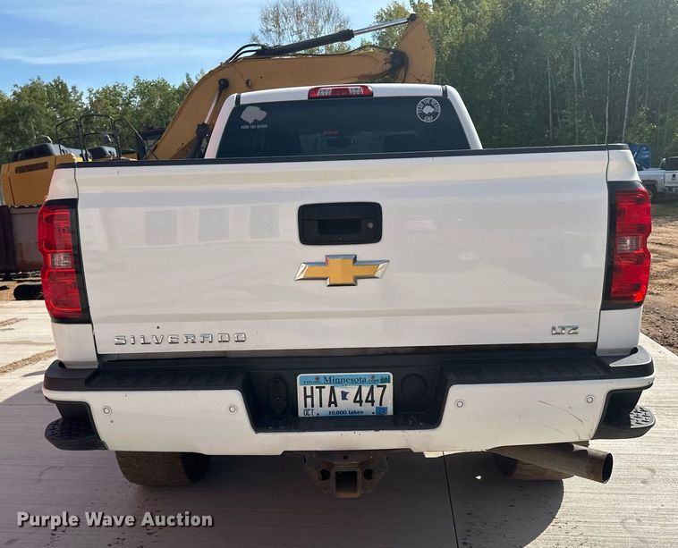 image for item MQ9437 2015 Chevrolet Silverado 2500  Crew Cab pickup truck