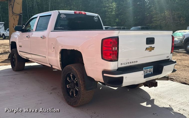 image for item MQ9437 2015 Chevrolet Silverado 2500  Crew Cab pickup truck