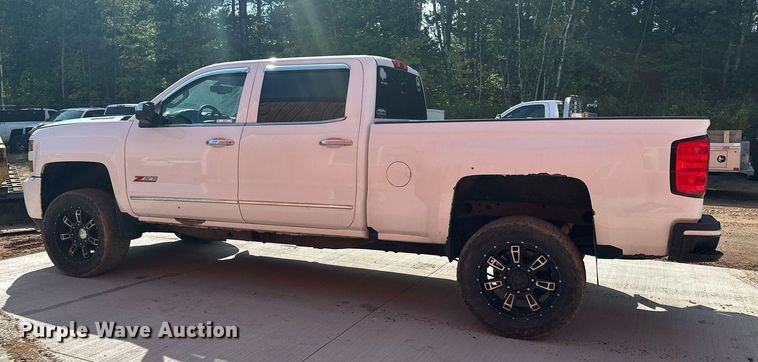 image for item MQ9437 2015 Chevrolet Silverado 2500  Crew Cab pickup truck