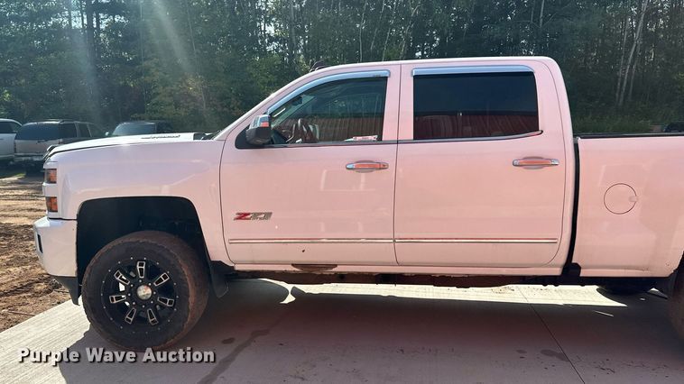 image for item MQ9437 2015 Chevrolet Silverado 2500  Crew Cab pickup truck