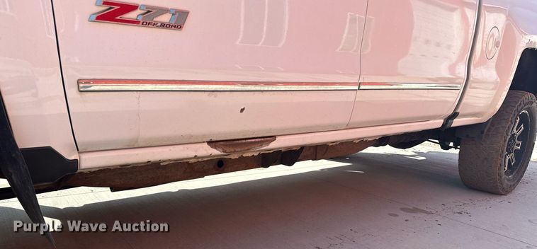 image for item MQ9437 2015 Chevrolet Silverado 2500  Crew Cab pickup truck