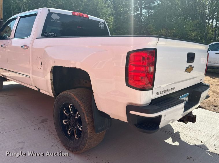 image for item MQ9437 2015 Chevrolet Silverado 2500  Crew Cab pickup truck