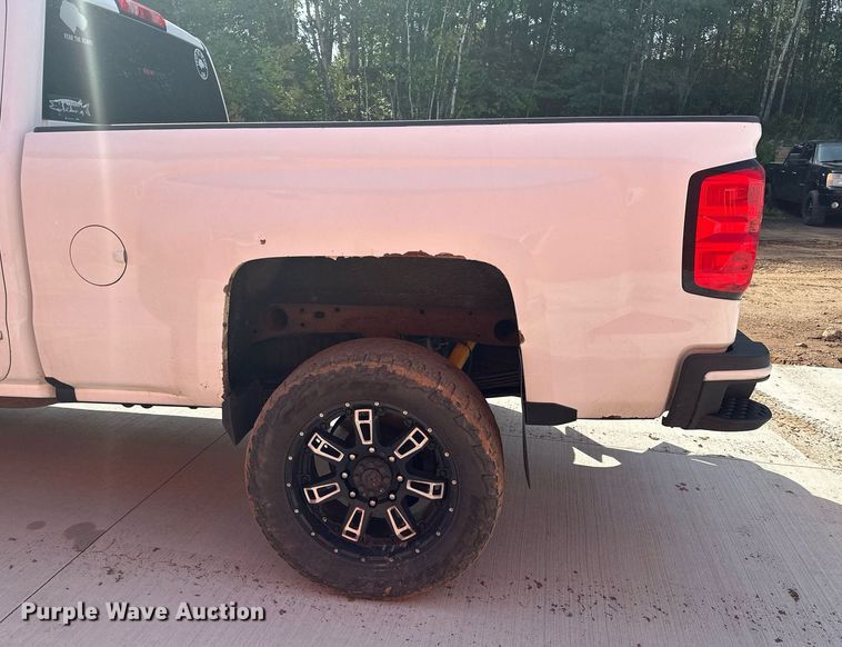 image for item MQ9437 2015 Chevrolet Silverado 2500  Crew Cab pickup truck