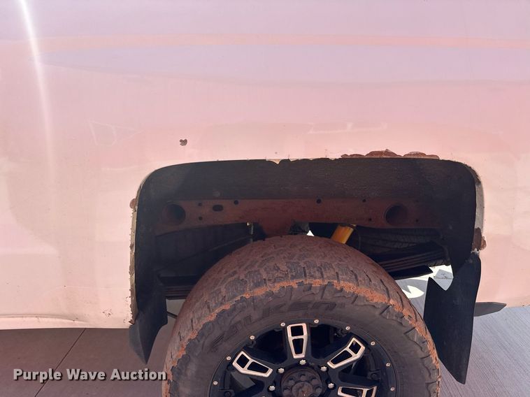 image for item MQ9437 2015 Chevrolet Silverado 2500  Crew Cab pickup truck