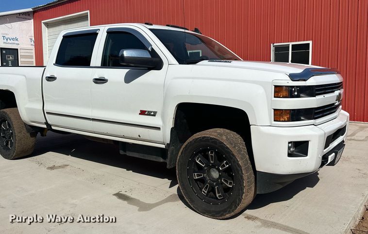 image for item MQ9437 2015 Chevrolet Silverado 2500  Crew Cab pickup truck