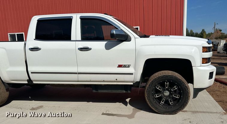 image for item MQ9437 2015 Chevrolet Silverado 2500  Crew Cab pickup truck