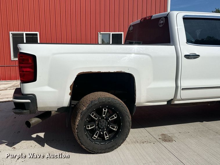 image for item MQ9437 2015 Chevrolet Silverado 2500  Crew Cab pickup truck