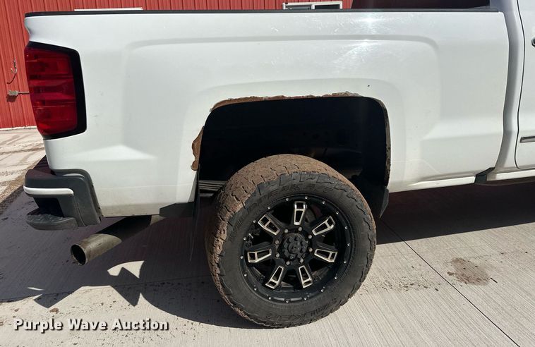 image for item MQ9437 2015 Chevrolet Silverado 2500  Crew Cab pickup truck