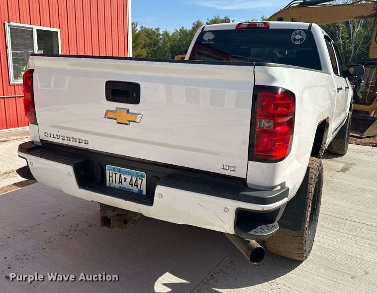 image for item MQ9437 2015 Chevrolet Silverado 2500  Crew Cab pickup truck