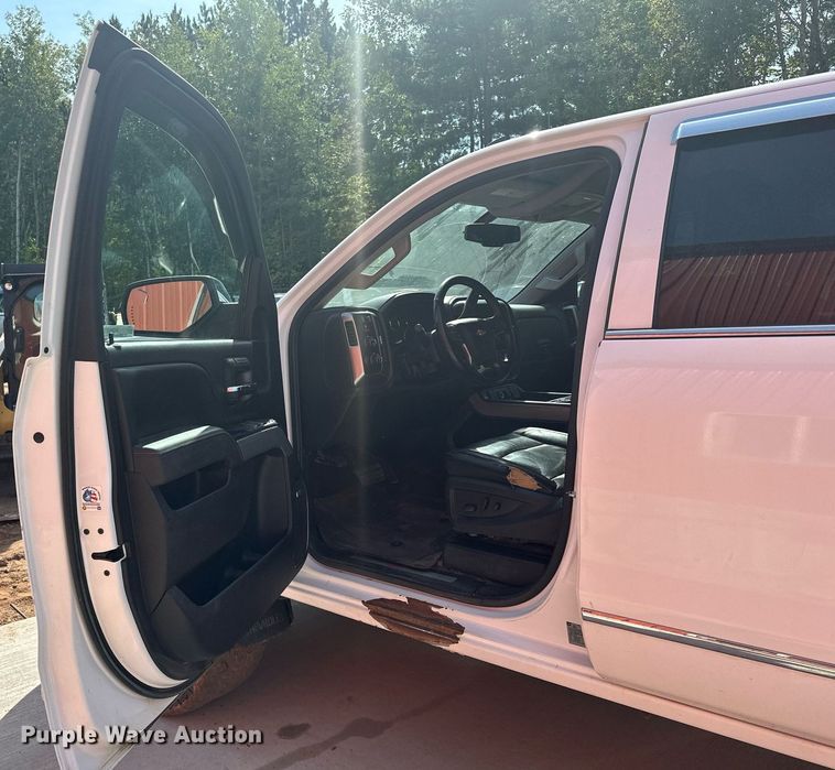 image for item MQ9437 2015 Chevrolet Silverado 2500  Crew Cab pickup truck