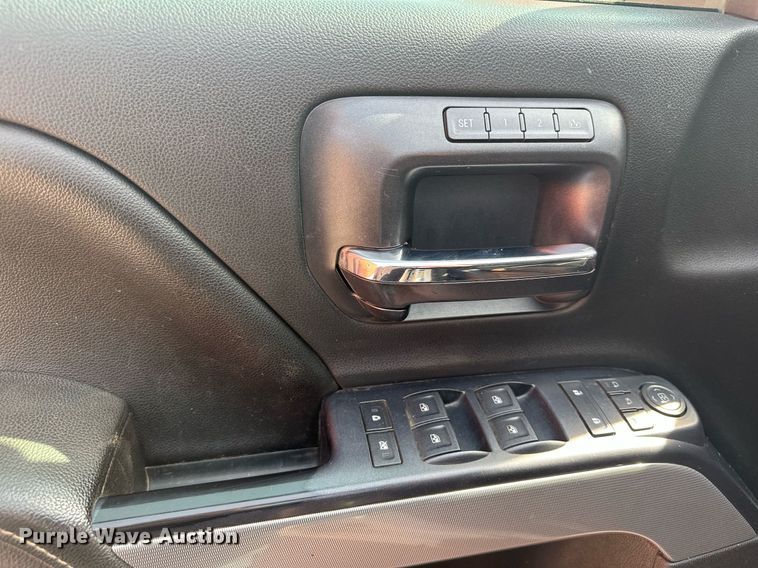 image for item MQ9437 2015 Chevrolet Silverado 2500  Crew Cab pickup truck