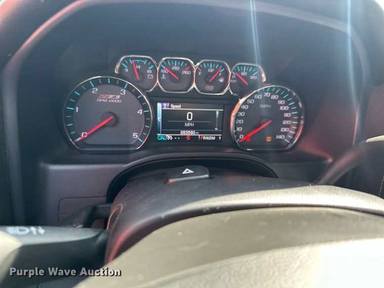 image for item MQ9437 2015 Chevrolet Silverado 2500  Crew Cab pickup truck