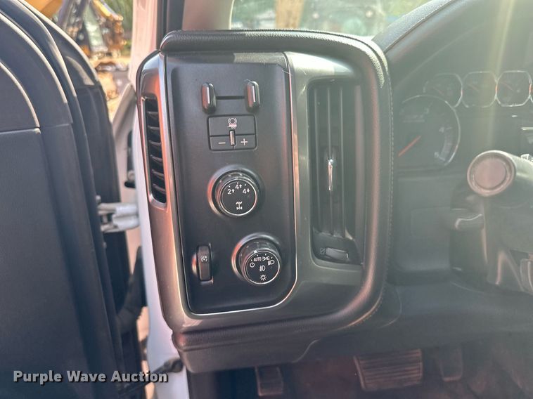 image for item MQ9437 2015 Chevrolet Silverado 2500  Crew Cab pickup truck