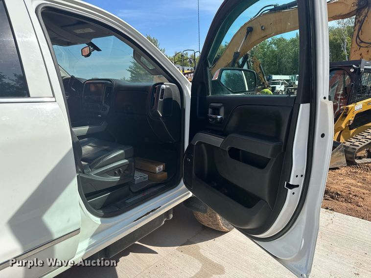 image for item MQ9437 2015 Chevrolet Silverado 2500  Crew Cab pickup truck