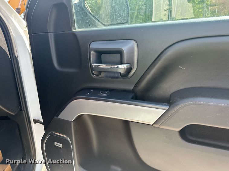 image for item MQ9437 2015 Chevrolet Silverado 2500  Crew Cab pickup truck