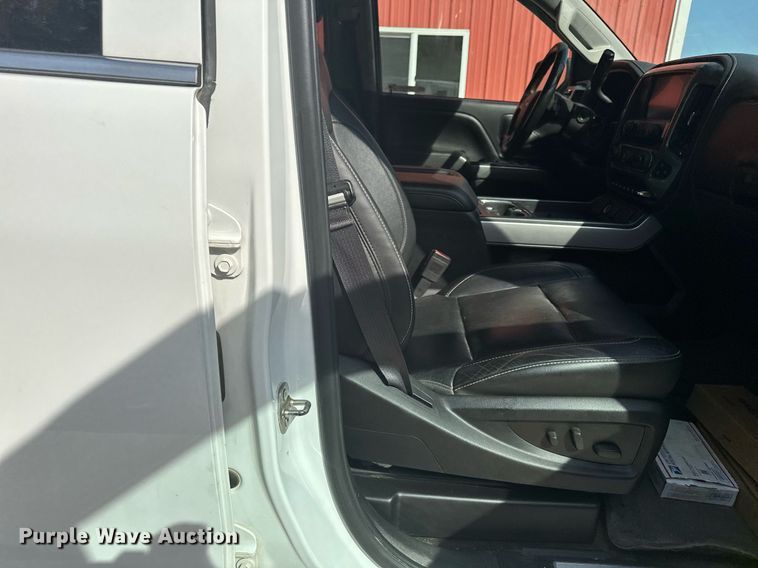 image for item MQ9437 2015 Chevrolet Silverado 2500  Crew Cab pickup truck