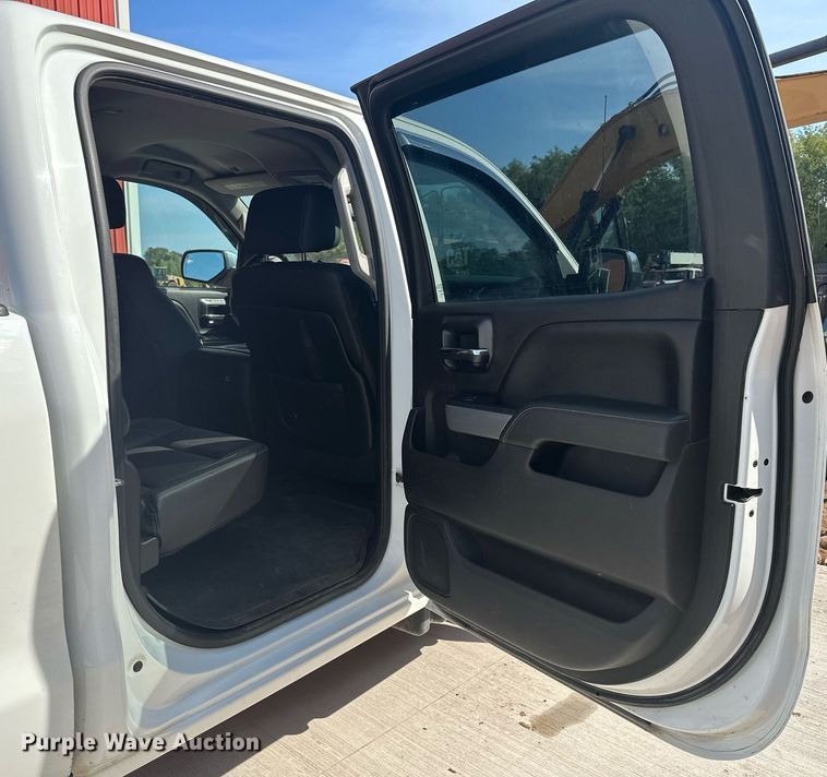 image for item MQ9437 2015 Chevrolet Silverado 2500  Crew Cab pickup truck