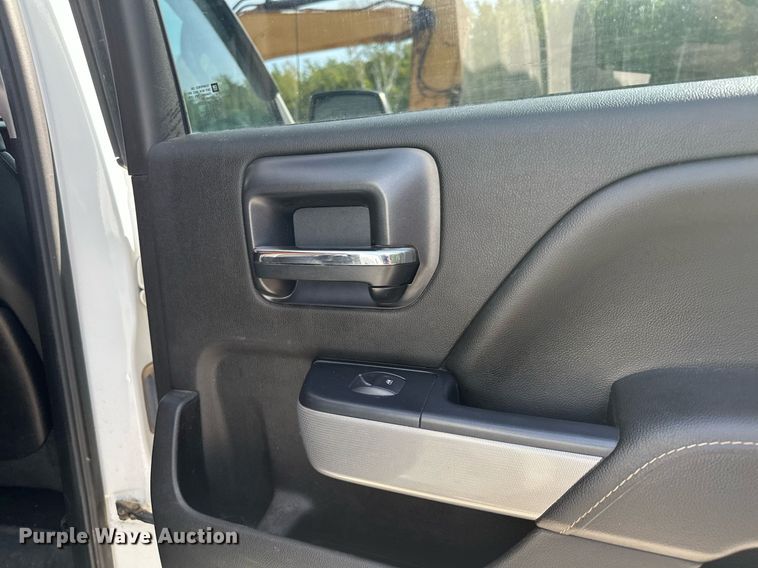 image for item MQ9437 2015 Chevrolet Silverado 2500  Crew Cab pickup truck