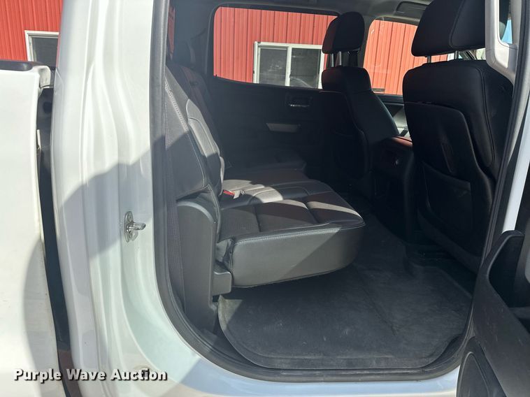 image for item MQ9437 2015 Chevrolet Silverado 2500  Crew Cab pickup truck