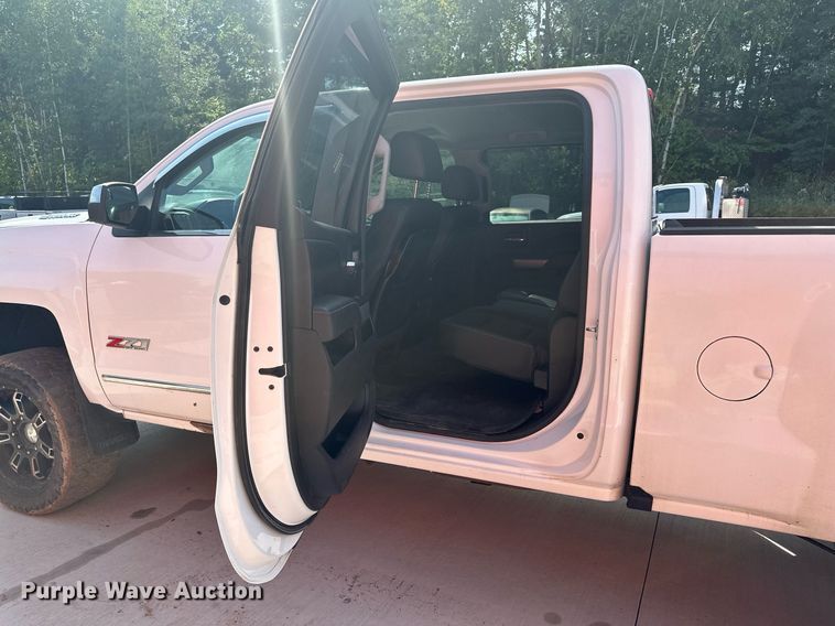 image for item MQ9437 2015 Chevrolet Silverado 2500  Crew Cab pickup truck