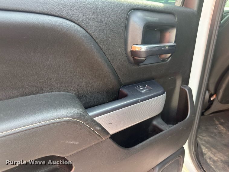 image for item MQ9437 2015 Chevrolet Silverado 2500  Crew Cab pickup truck