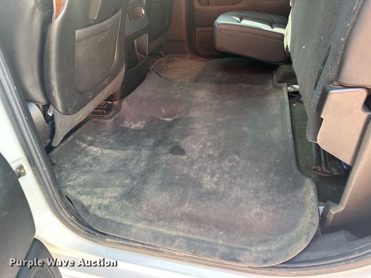 image for item MQ9437 2015 Chevrolet Silverado 2500  Crew Cab pickup truck