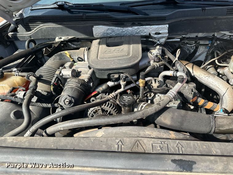 image for item MQ9437 2015 Chevrolet Silverado 2500  Crew Cab pickup truck