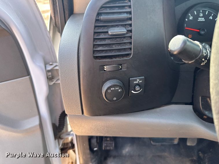 image for item MQ9439 2012 Chevrolet Silverado 1500  pickup truck