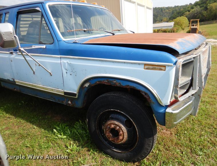 image for item MQ9468 1984 Ford F250  SuperCab flatbed pickup truck