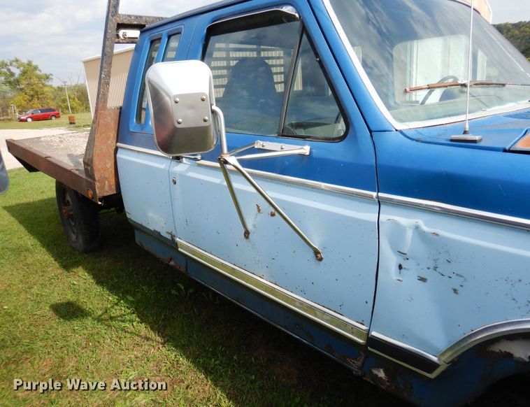 image for item MQ9468 1984 Ford F250  SuperCab flatbed pickup truck