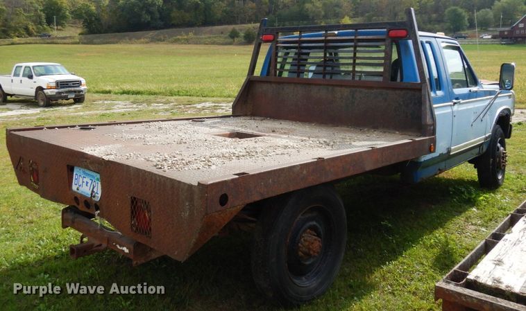 image for item MQ9468 1984 Ford F250  SuperCab flatbed pickup truck