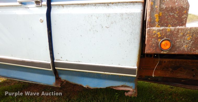 image for item MQ9468 1984 Ford F250  SuperCab flatbed pickup truck