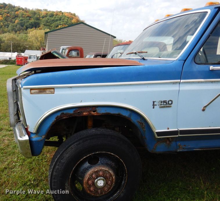 image for item MQ9468 1984 Ford F250  SuperCab flatbed pickup truck