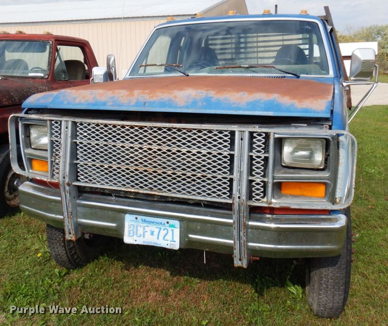 image for item MQ9468 1984 Ford F250  SuperCab flatbed pickup truck