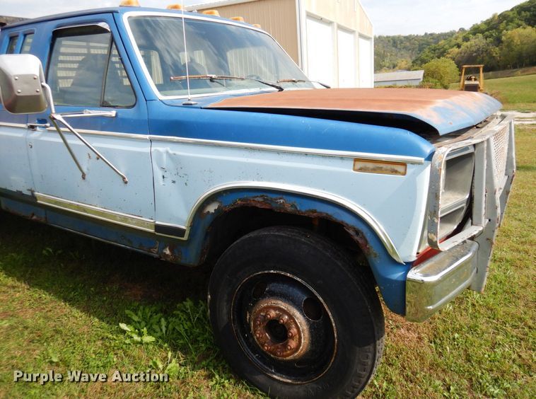 image for item MQ9468 1984 Ford F250  SuperCab flatbed pickup truck