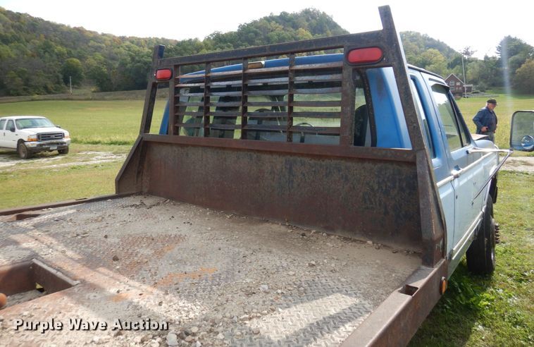 image for item MQ9468 1984 Ford F250  SuperCab flatbed pickup truck