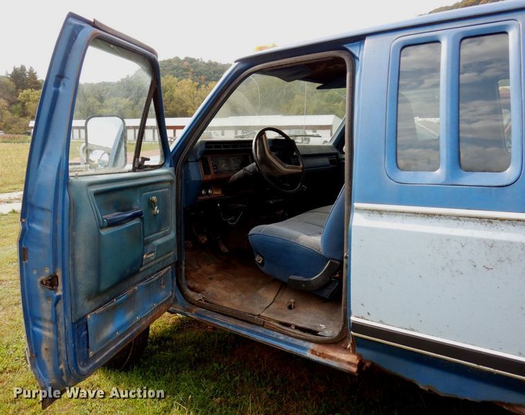 image for item MQ9468 1984 Ford F250  SuperCab flatbed pickup truck