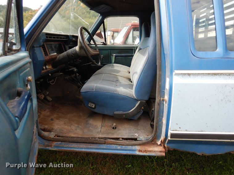 image for item MQ9468 1984 Ford F250  SuperCab flatbed pickup truck