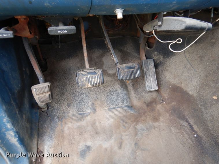 image for item MQ9468 1984 Ford F250  SuperCab flatbed pickup truck