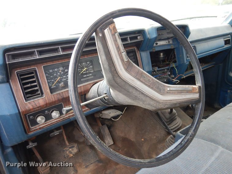 image for item MQ9468 1984 Ford F250  SuperCab flatbed pickup truck