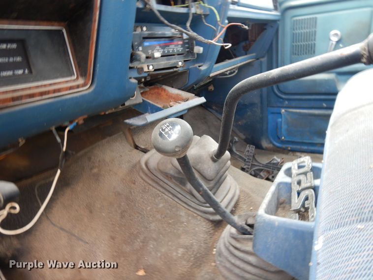 image for item MQ9468 1984 Ford F250  SuperCab flatbed pickup truck