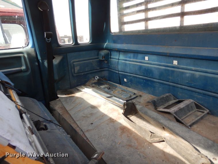 image for item MQ9468 1984 Ford F250  SuperCab flatbed pickup truck