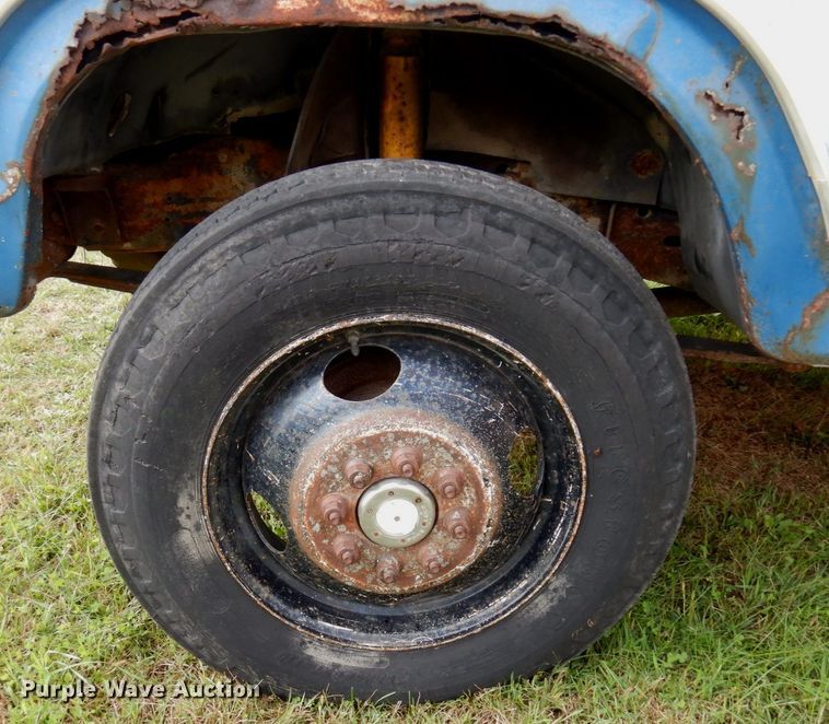 image for item MQ9468 1984 Ford F250  SuperCab flatbed pickup truck