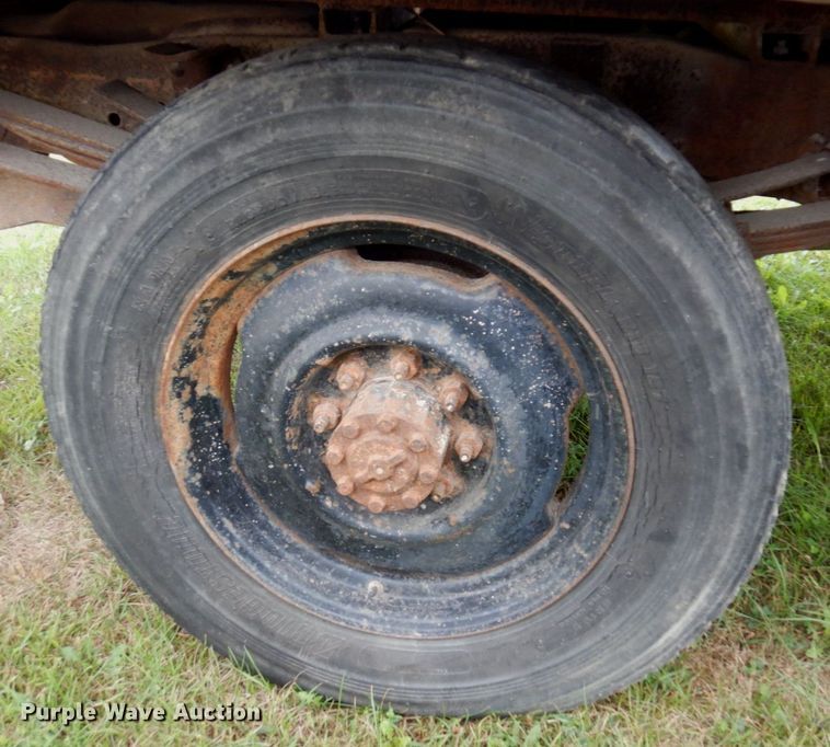 image for item MQ9468 1984 Ford F250  SuperCab flatbed pickup truck