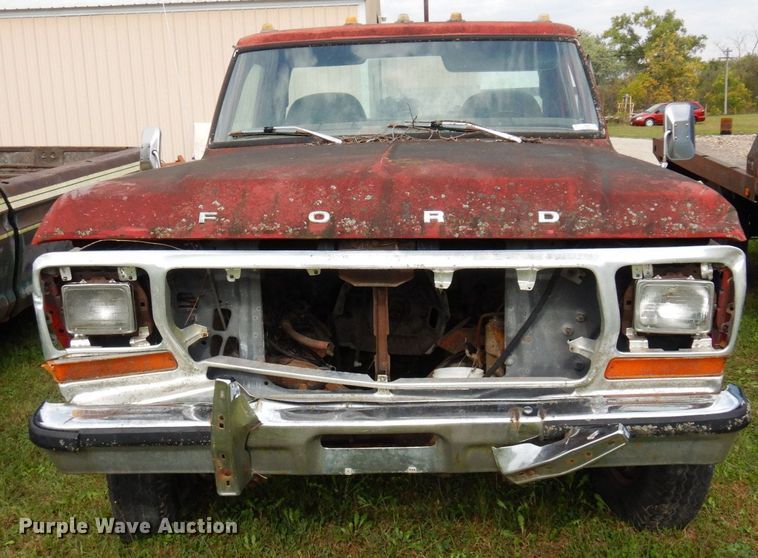 image for item MQ9469 1979 Ford F350  flatbed pickup truck