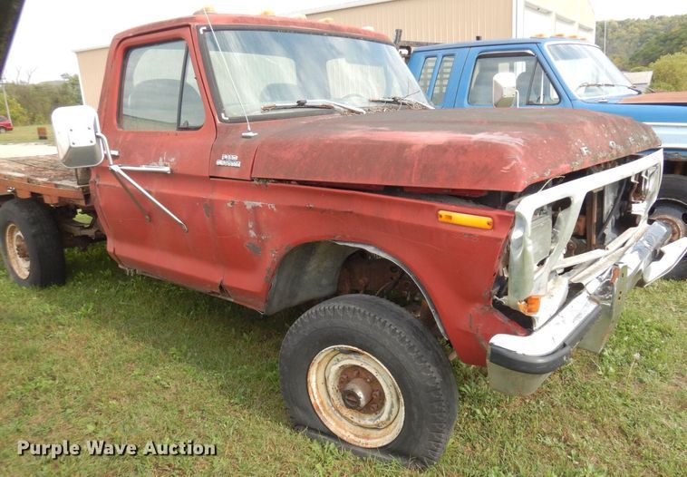 image for item MQ9469 1979 Ford F350  flatbed pickup truck