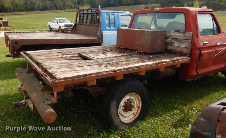 image for item MQ9469 1979 Ford F350  flatbed pickup truck
