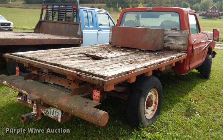 image for item MQ9469 1979 Ford F350  flatbed pickup truck